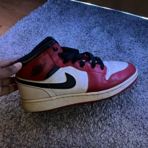 Nike air Jordan 1 mid Chicago  - Fina skor i bra skick. Ord pris 2500kr