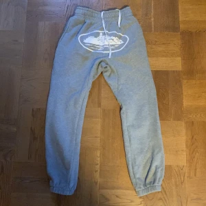Corteiz Tracksuit byxor - Ett par gråa Corteiz byxor🔥. Skick 8/10 (Inga defekter, knappt använda. Priset är förhandlingsbart. Kontakta om ni har några funderingar.