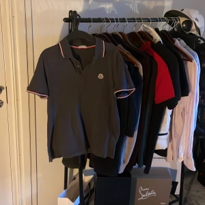 Moncler Piké  - Riktigt fräsch moncler pike för billigt pris!🐺 inga defekter skick 9/10!