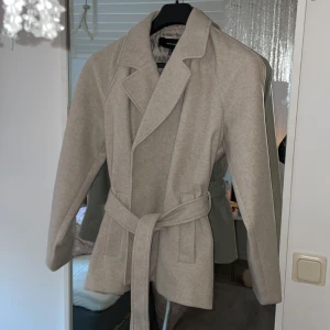 Kappa Vero Moda  - Helt oanvänd kappa från Vero Moda ord.pis 699:- storlek M