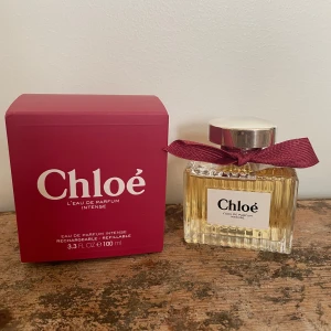 Chloé Intense 100ml - Säljer denna Chloé Intense parfym som jag fick hem idag. Den luktar så gott, men jag ångrade mig och kan inte returnera den❤️ Har bara sprutat 2 sprut, så den är som ny. Nypris är ca 2000kr. Doftbeskriving finns på bland annat Kicks hemsida❤️