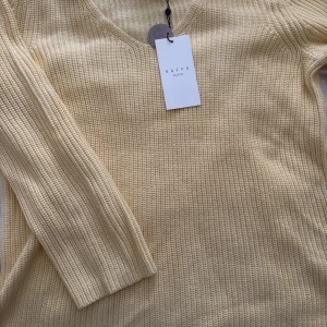 Gul stickad tröja  - Gul stickad tröja helt oanvänd i storlek S-42/44  Den har en liten slits nere vid kanten.  Hämtas i Lidköping  Betalas med swish