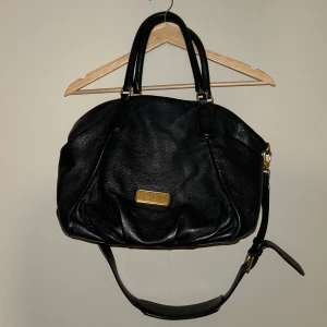 Handväska från Marc Jacobs - Handväska i läder från Marc Jacobs. I fint skick, enda tecknet på användning är några skrapmärken på ”guldmärket” på framsidan. Inköpt i New York 2016, dessvärre är dust bag borta. 