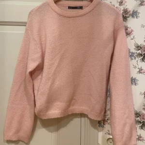 Ljusrosa stickad - Intressekoll på denna fina tröjan från Lager 157. Använd ett par gånger och har pyttelite noppror men ingenting som är märkvärdigt eller som syns på bilderna. Slutsåld tror jag!