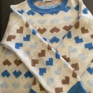 Stickad tröja  - Fint skick, använd få gånger. 