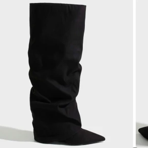 Boots  - Helt oanvända. Svarta ”Folded Shaft Boots” från Nelly. Köpta för 899kr och säljs för 600kr. Storlek 40.  Säljer även ett par bruna i storlek 39, se annons på min profil. 
