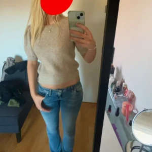 Stickad t-shirt - Jätte snygg puffärmad t-shirt som är stickad från Vero Moda. 