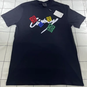 Givenchy T-Shirt - Hej! Nu säljer jag min helt nya samt oanvända Givenchy T-shirt då den inte passar mig. Storlek XL men passar även L. Priset kan diskuteras vid snabb affär. Kan både frakta och mötas 