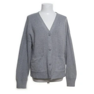 Kofta med fickor - En populär kofta med fickor från NA-KD i storlek S. Nopprig men går säkert få bort på något sätt.