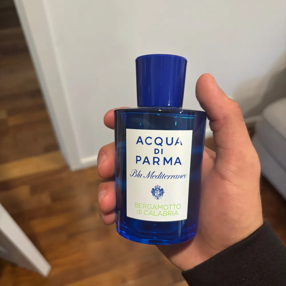 Säljer en fräsch och lyxig parfym från Acqua di Parma. Flaskan är blå och elegant med en stilren design. Doften är inspirerad av Kalabriens bergamott och ger en uppfriskande känsla. Perfekt för både vardag och speciella tillfällen. Passa på att köpa denna fantastiska doft!. Parfym.