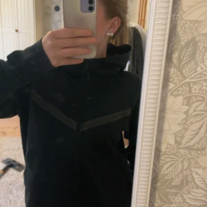 Nike tech  - Säljer min Nike tech då den inte kommer till någon användning. Storlek S dammodell. Andvänd fåtal gånger, bra skick.