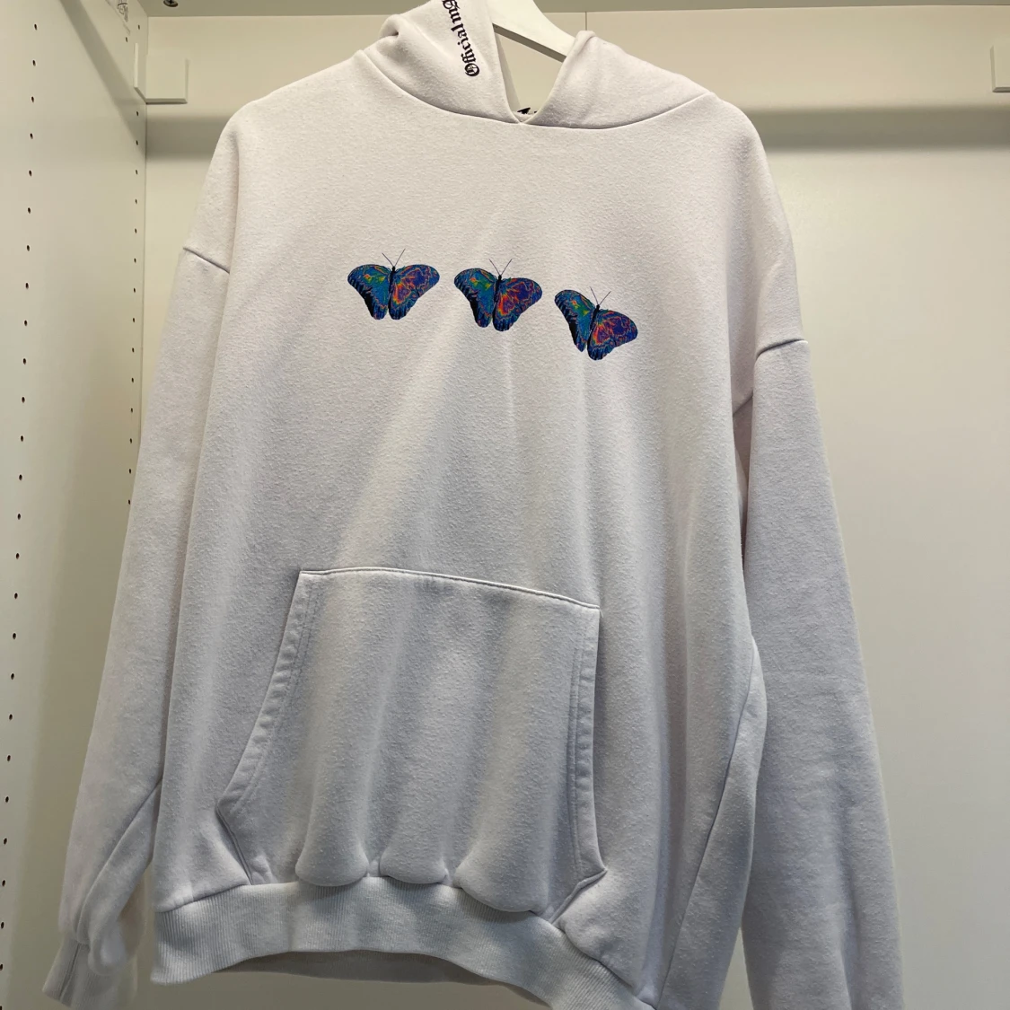 Vit hoodie med fjärilar från boohooMAN Oversize