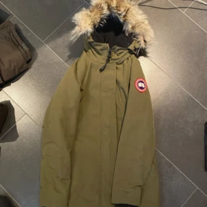 Canada Goose jacka  - Fint skick.  Tjejmodell i färgen olivgrön. 