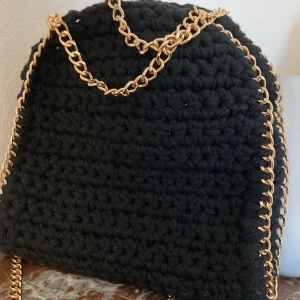 Virkad väska - Handgjord väska av mig i svart och guld hitta mer på Lillys nya design
