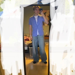 Vintage baggy jeans - Bra skick men normala tecken på användning. Skriv gärna om du har några frågor!   Mått: längd: 110cm, Midja: 39.5cm, benöppning: 26cm