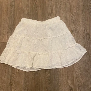 Vit kort volangkjol  - Vit kjol 40 cm lång. 