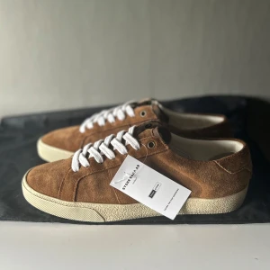 Saint Laurent skor - Saint Laurent skor i super skick. Storlek 40 1/2 fits 41-41 1/2. Skick 9,8/10.  Nypris 5000-6000 mitt pris endast 1500! Endast skor och dustbag! Ställ frågor vid funderingar!