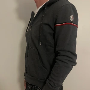 Moncler Zip Up Hoodie - Moncler Zip Up Hoodie | Sitter mer som en M/S | Mitt pris 1799kr | Chill Hoodie som kan användas vid flera tillfällen  | Condition 8/10 (Avgör själva)  Postas med PostNord / Instabox | Skriv om ni vill ha mer bilder så löser jag det🤙🏻
