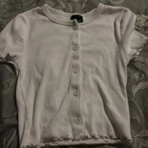 Kortärmad  - Vit kortärmad med knappar, fint skick endast testad, St XXS passar även 140-148💖