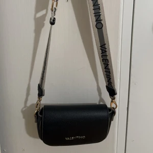 Valentino väska - Valentino väska utan defekter förutom det du kan se på bild 2. Färgen har gått av lite. Annars jätte fin väska köpt från 1200. 