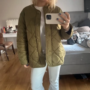 Grön jacka  - Säljer min jättefina  jacka från H&M i storlek S, är dock ganska oversized så passar flera storlekar🙌