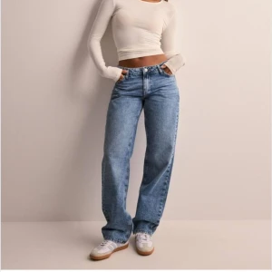 Låĝmidjade blå jeans från nelly - Fina basic blå jeans från nelly