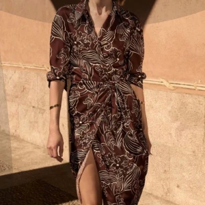 Omlottklänning brun - Säljer denna fina omlottklänning i storlek xs. Den passar nog även fler storlekar då den går att knyta i midjan. Klänningen är endast använd en gång så i väldigt gott skick! 🤎