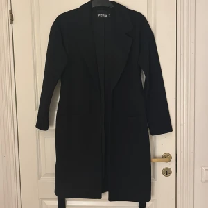 Kappa pieces Xs - Svart kappa Använd nån gång Storlek Xs Köptes för 549kr, säljer för 200kr