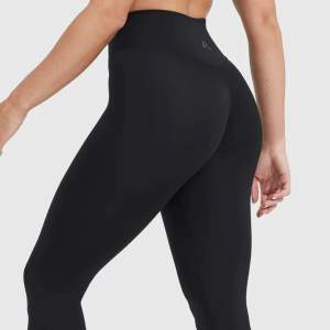 Träningstights från OnerActive storlek M SHORT i modellen TIMELESS HIGH WAISTED LEGGINGS. Passar större S,mindre M och om man är mellan 155-165cm.  Skicka meddelande för fler bilder. Som nya använda 1-2 gånger. Har två par så kommer ligga två annonse