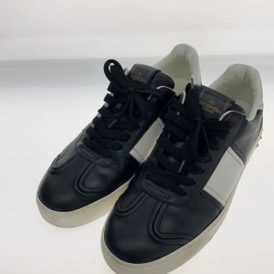 Valentino flycrew - Valentino flycrew i nyskick storlek 40.