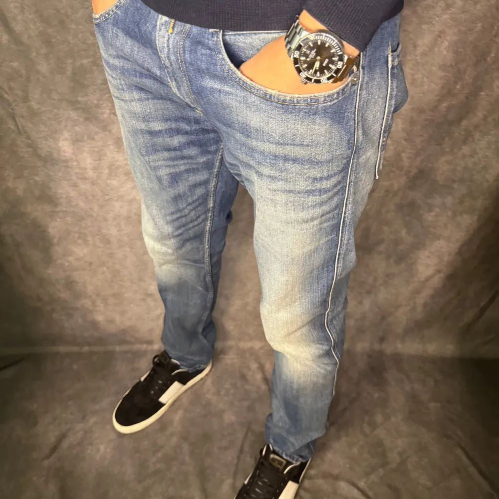 // Replay anbass jeans | Storlek W34/L32 | Benlängd: 105cm / Midja: 45cm | Nypris runt 1800kr | Kontakta för fler frågor eller funderingar // Deluxecloset . Jeans & Byxor.