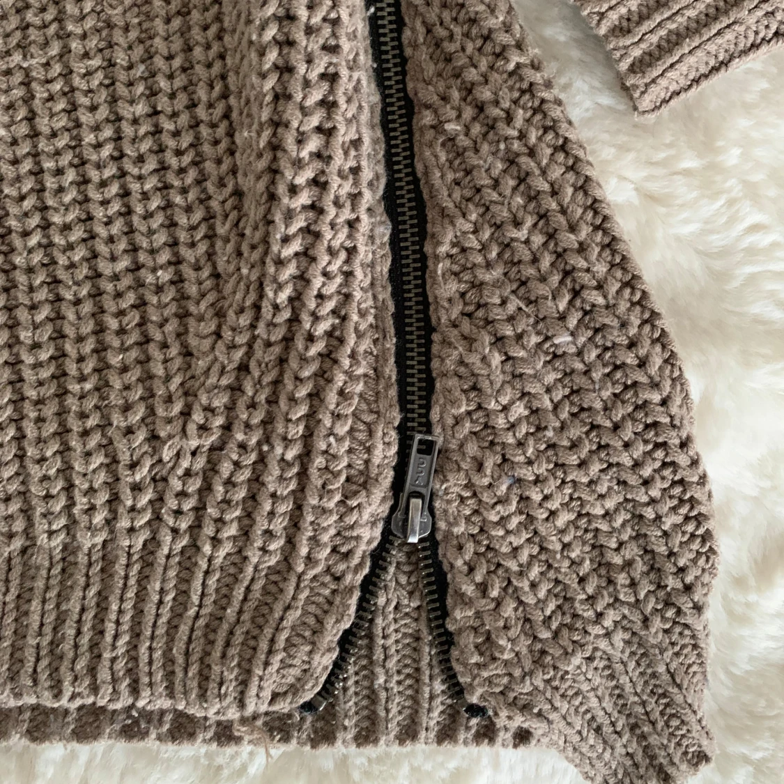 Brun stickad tröja  - 90