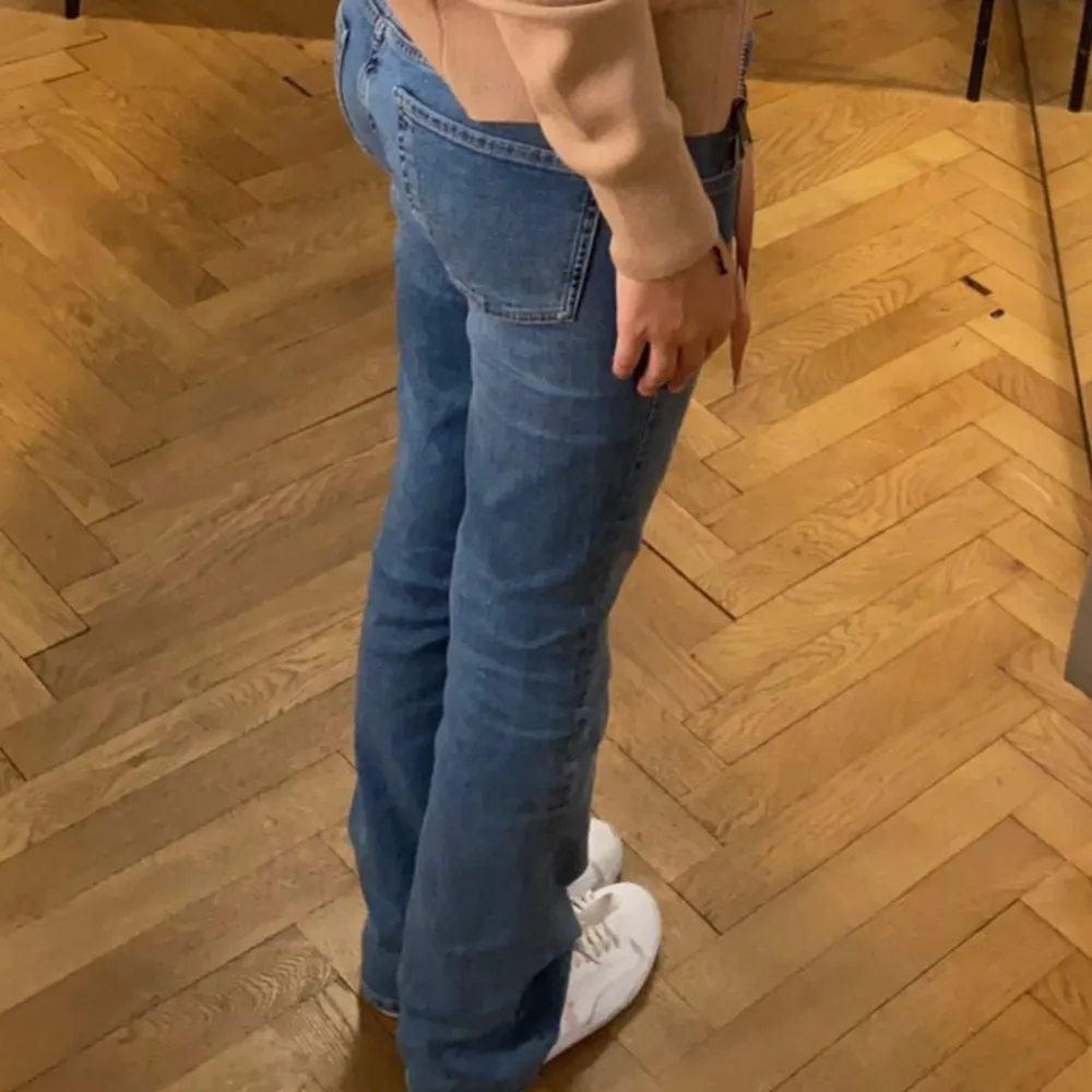 Så fina lågmidjade jeans från zara i 36, säljer då dom är lite korta för mig som e 171. . Jeans & Byxor.