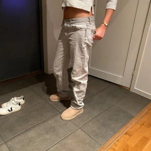 Bikbok jeans  - Gråa low wais gina jeans som är från Gina, men lite slitning längst nere, där av priset 🙌
