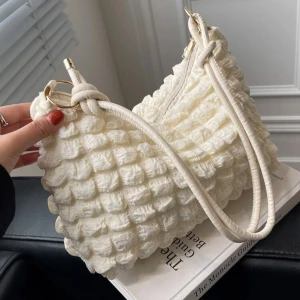 väska - använd fåtal gånger💓 säljs inte väskan för det satta priset så går den till den som har högst första bud💓