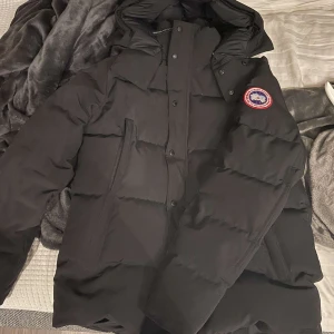 Canada goose wyndham core reset-svart  - Canada goose jacka i ny skick. Kom privat för fler bilder och info! 