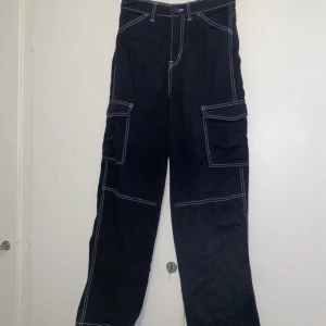 Svarta Cargo byxor  - Helt nya, aldrig kommit till användning. Passar som S också då de är lite oversize 