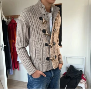 Pepe jeans jacka  - Snygg pepe jeans jacka/ cardigan i storlek M som är riktigt varm då den är fodrad. Kolla in liknande annonser i profilen och följ för mer🤝😃