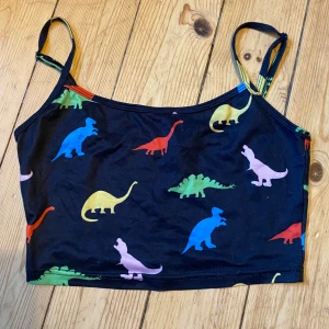 Dinosaurie-linne - Kort linne med dinosaurier på från Shein, fint skick💗