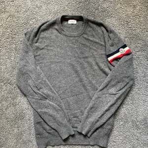 Moncler stickad sweatshirt  - Säljer nu denna riktigt feta stickade sweatshirten från moncler strolek co men sitter mycket mindre skulle säga S-M