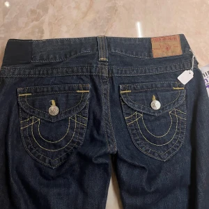 True religion jeans  - Skitsnygga vintage jeans från true religion❤️‍🔥 Jätte lågmidjade och i fint skick. Lagade på ett ställe (en bit där man har skärpet). Storlek 26, innerbenslängd: 87cm & midjemått: 38cm. Jag är 170 för referens💕💕💕