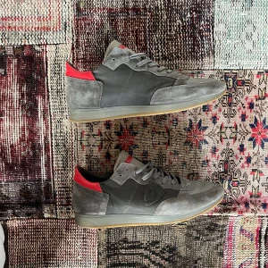 Phillipe model  - Hej, säljer nu dessa väldigt snygga gråa Phillipe model trainers. Väldigt snygga nu till hösten/vintern. Storlek 45. Skick 9/10.  Nypris 4000, mitt pris 1599. Pris kan diskuteras vid snabb affär. Bara att skriva vid fundering!