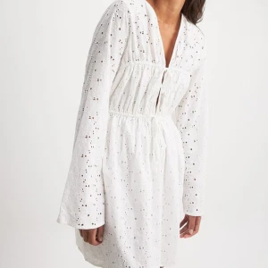 Vit klänning - Säljer den här oehört fina klänningen, med prislapp kvar. Nypris var 599kr, säljer för 150kr. Helt oanvänd❤️