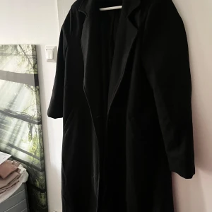 Svart kappa - Storlek L men passar M. Använd 1 gång. Jag säljer den pga att jag redan har massor av kappor