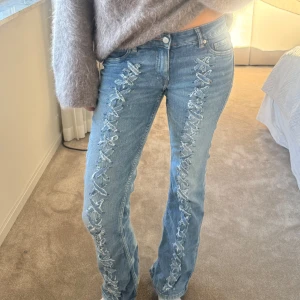 Lågmidjade jeans med flätningar  - Så coola jeans med unika detaljer! Älskar dessa men de är tyvärr för korta för mig!!!🩵💙 midjemåttet: 35 Innebenslängden: 77cm