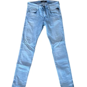 Replay anbass jeans  - // Replay anbass jeans | Storlek W28/L32 | Benlängd: 100cm / Midja: 38cm | Nypris runt 1800kr | Kontakta för fler frågor eller funderingar // Deluxecloset 
