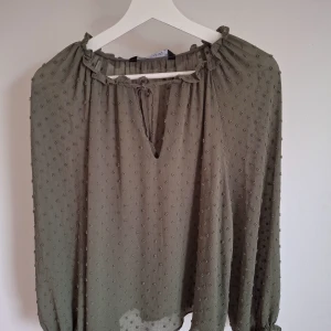 Grön blus - Fin blus från zara i storlek S. Använd en gång så skicket är som nytt. Hör gärna av er vid frågor och priset går att diskutera.