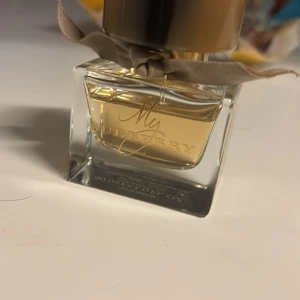 My burberry parfym - Säljer då jag frågade min moster om hon kunde köpa den till mig men hon köpte fel så säljer den nypris är runt 1200 