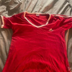 Röd T-shirt från addidas - Röd t shirt från addidas köpt ca 2008 