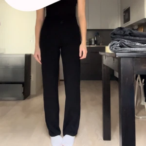 Svarta kostymbyxor  - Svarta raka kostymbyxor från nelly, med låg midja ”keep it up low waist suit pants”. Storlek S, använd fåtal gånger därav i bra skick